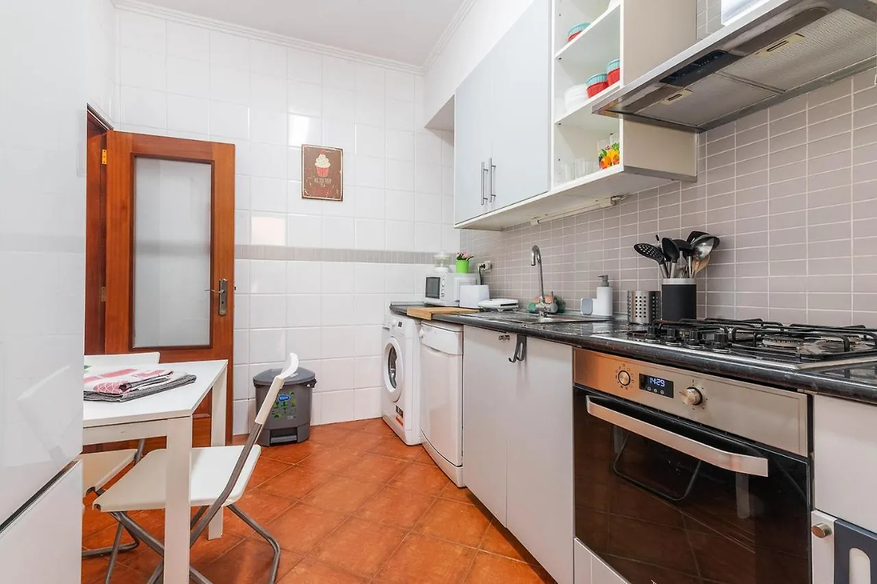 Апартаменты Alm- Spacious. Sunny. Patio. Quiet Area. Fast Wifi Лиссабон