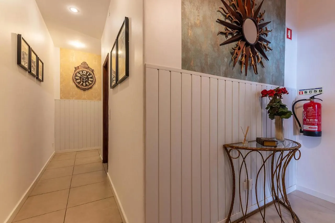Alm- Spacious. Sunny. Patio. Quiet Area. Fast Wifi Лиссабон Апартаменты