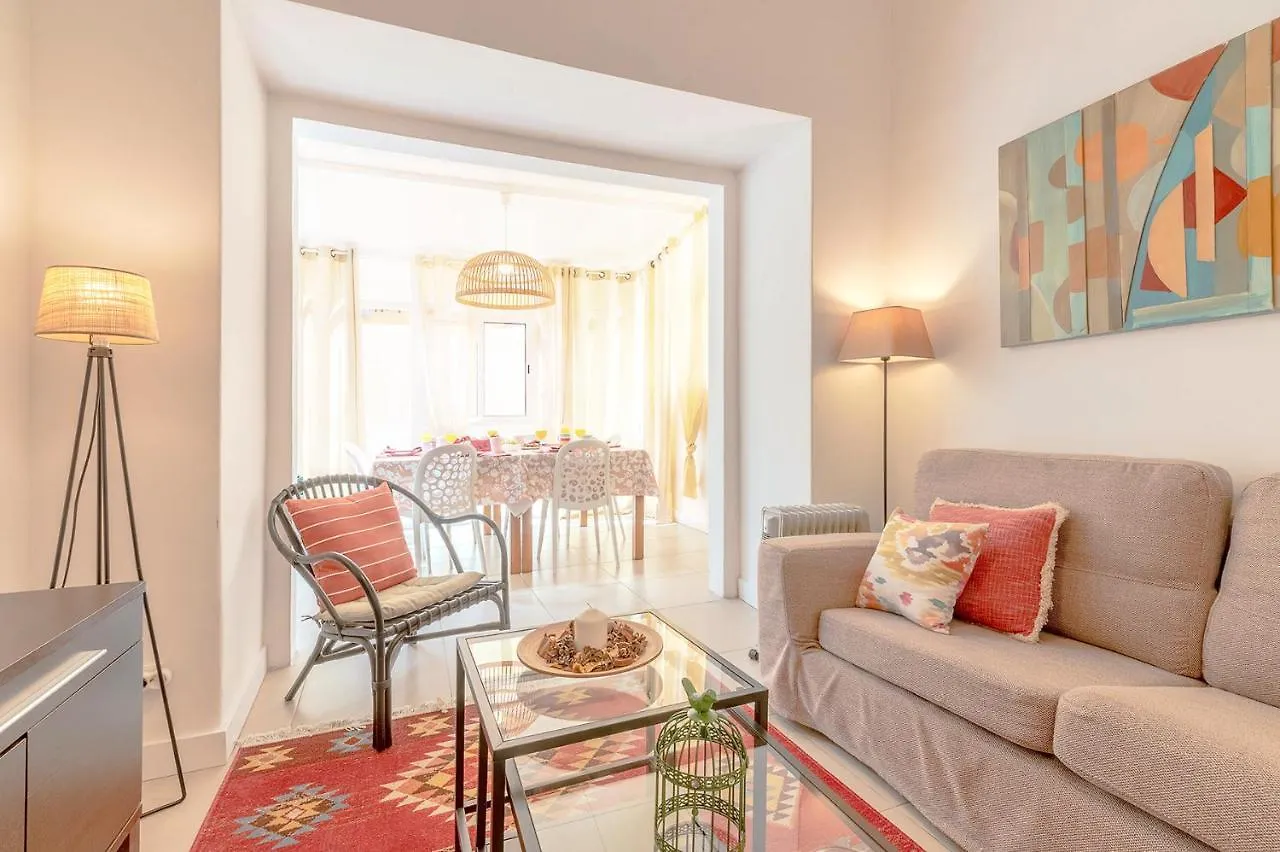 Alm- Spacious. Sunny. Patio. Quiet Area. Fast Wifi Лиссабон Апартаменты
