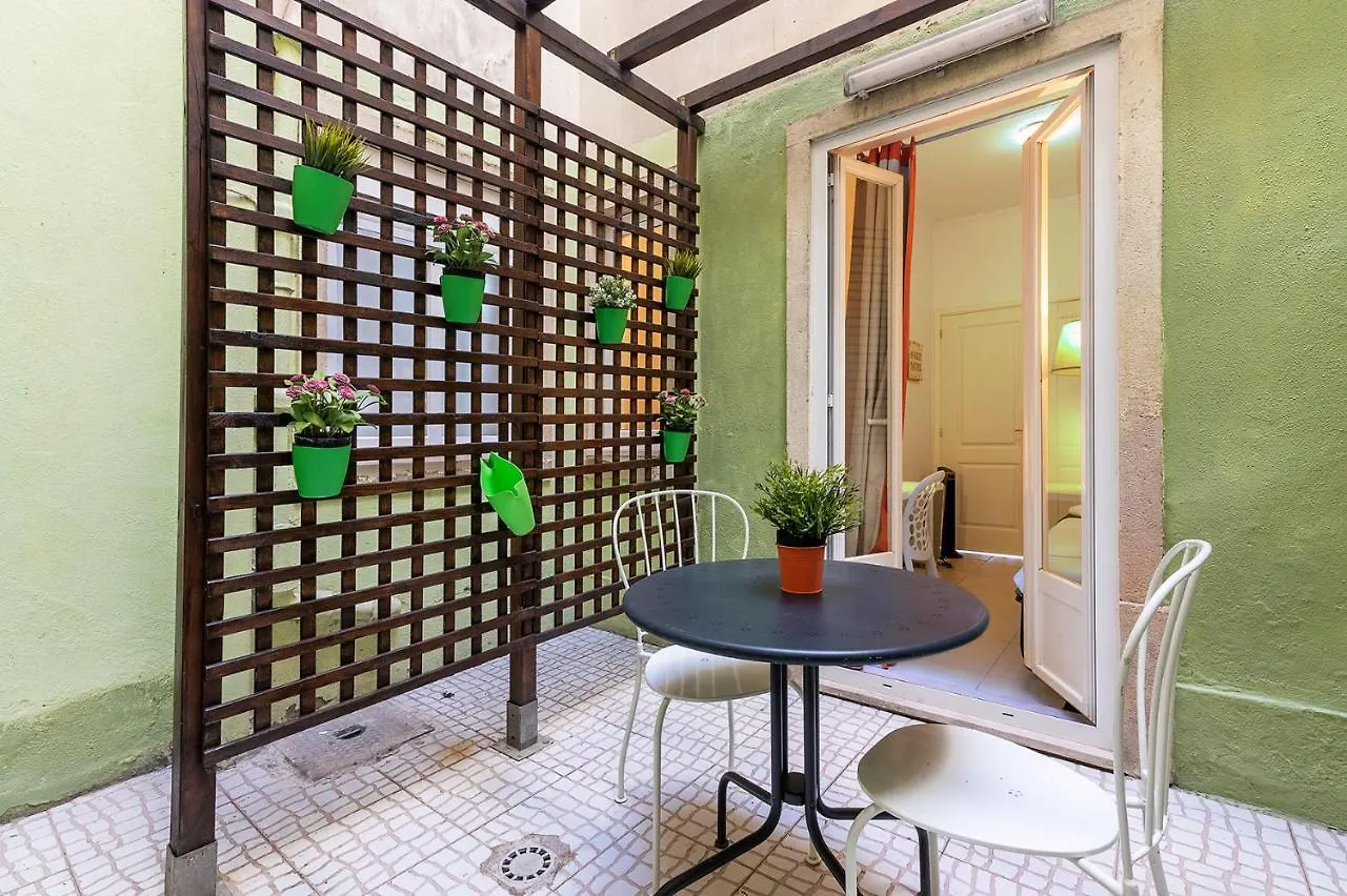 Alm- Spacious. Sunny. Patio. Quiet Area. Fast Wifi Лиссабон