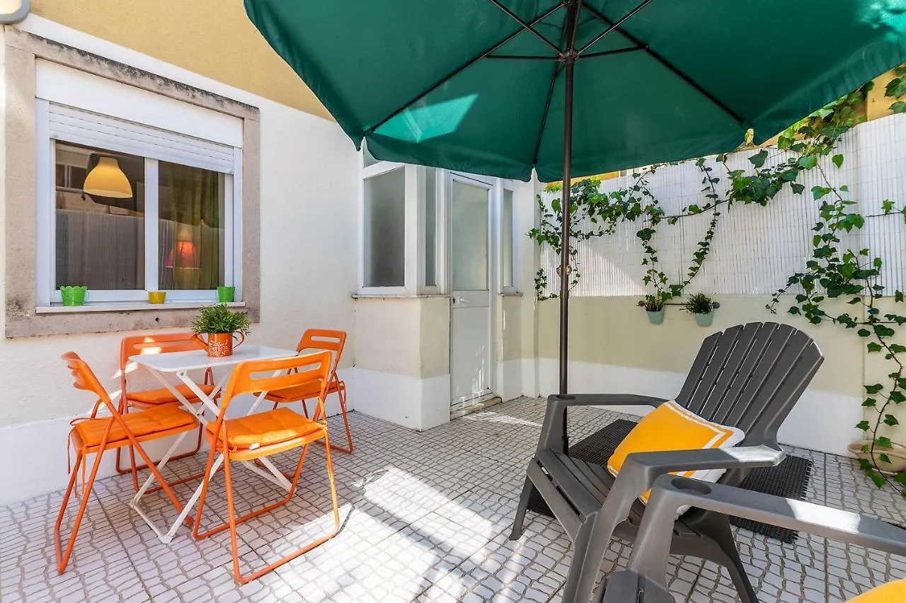 Alm- Spacious. Sunny. Patio. Quiet Area. Fast Wifi Лиссабон 0*,
