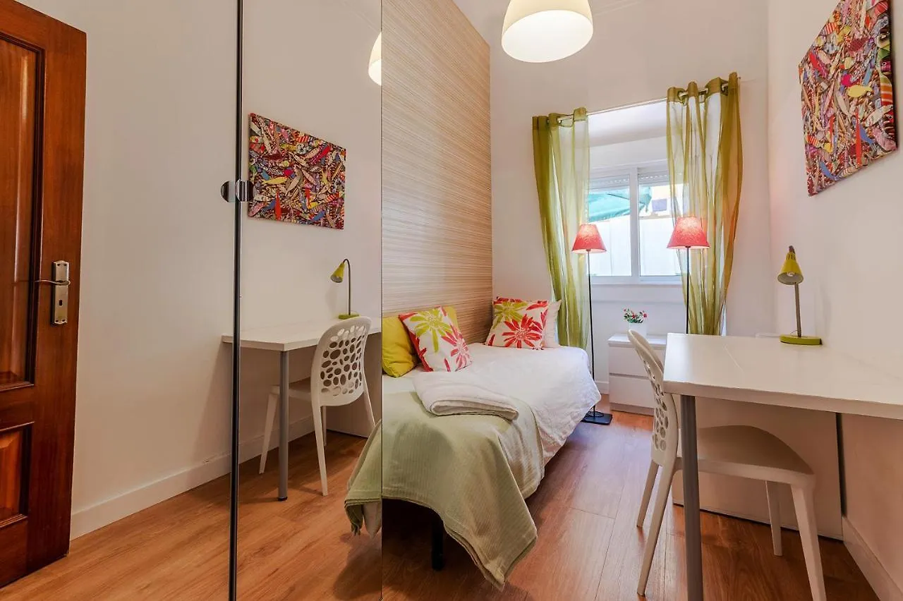 Alm- Spacious. Sunny. Patio. Quiet Area. Fast Wifi Лиссабон Апартаменты