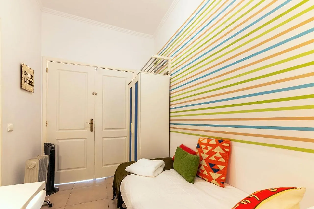 Апартаменты Alm- Spacious. Sunny. Patio. Quiet Area. Fast Wifi Лиссабон