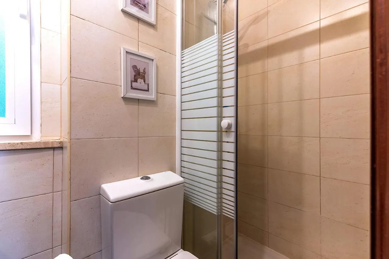 Alm- Spacious. Sunny. Patio. Quiet Area. Fast Wifi Лиссабон 0*,  Португалия