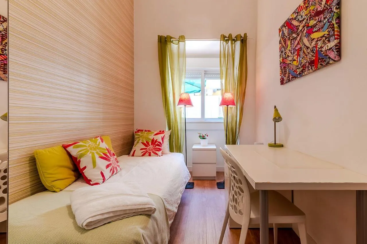 Alm- Spacious. Sunny. Patio. Quiet Area. Fast Wifi Лиссабон 0*,  Португалия