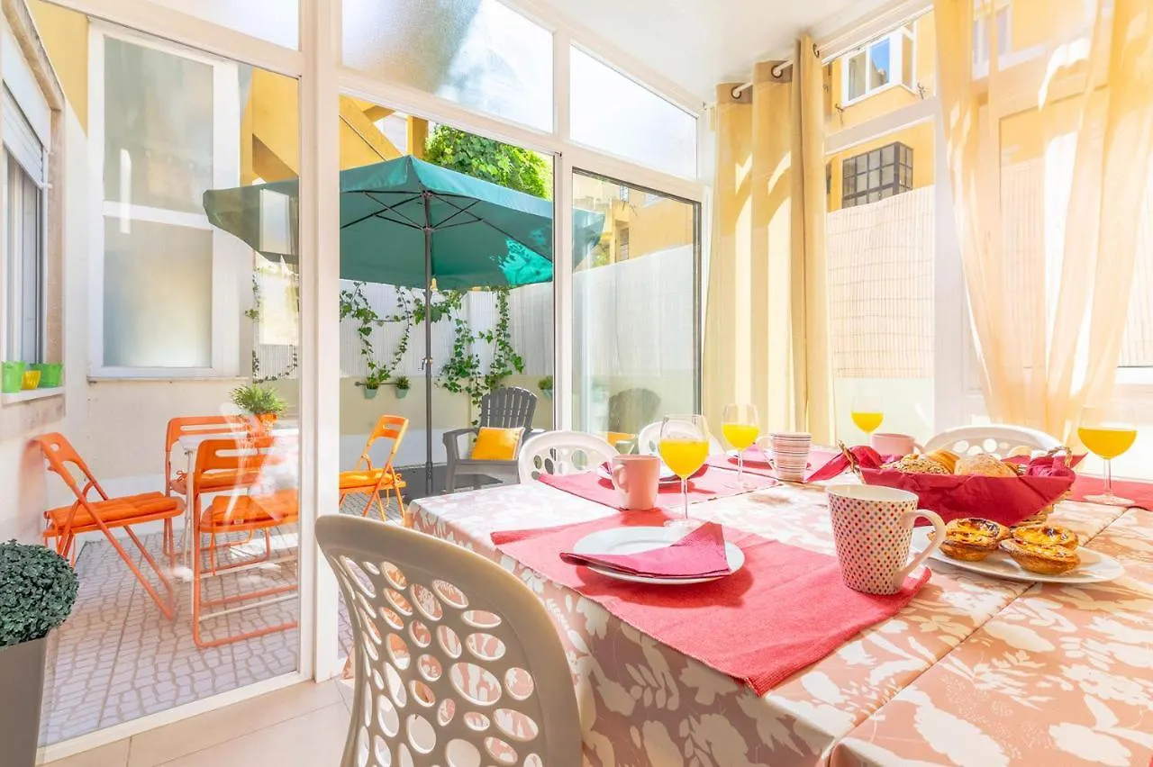 Alm- Spacious. Sunny. Patio. Quiet Area. Fast Wifi Лиссабон 0*,